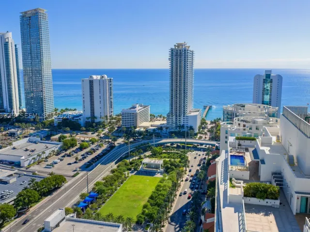 5-bedroom condo for sale in Sunny Isles Beach - 300 Sunny Isles Blvd Penthouse-03 - MondialRealty