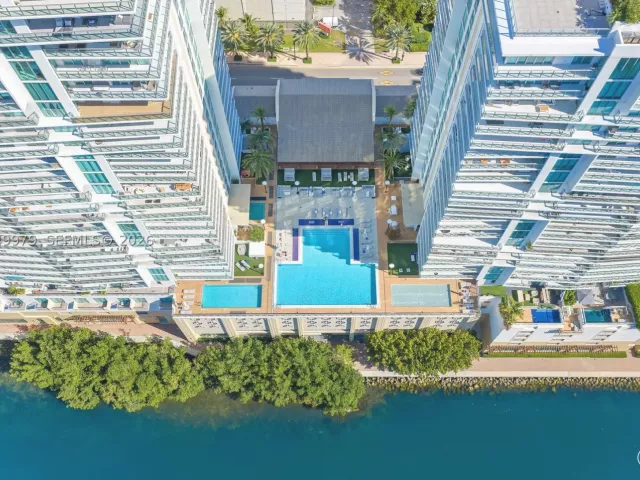 5-bedroom condo for sale in Sunny Isles Beach - 300 Sunny Isles Blvd Penthouse-03 - MondialRealty