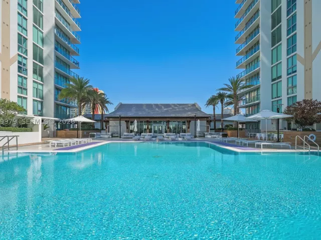 5-bedroom condo for sale in Sunny Isles Beach - 300 Sunny Isles Blvd Penthouse-03 - MondialRealty