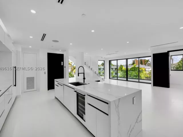 3-bedroom home for rent in Pompano Beach - 3220 NE 7th St - MondialRealty