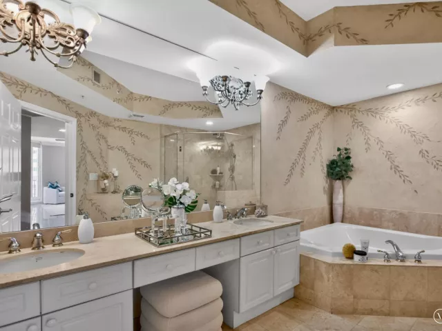 2-bedroom condo for sale in Fort Lauderdale - 100 S Birch Road 1003f - MondialRealty