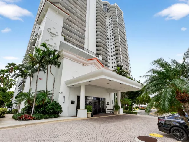 2-bedroom condo for sale in Fort Lauderdale - 100 S Birch Road 1003f - MondialRealty