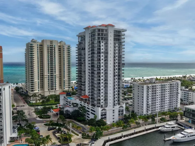 2-bedroom condo for sale in Fort Lauderdale - 100 S Birch Road 1003f - MondialRealty