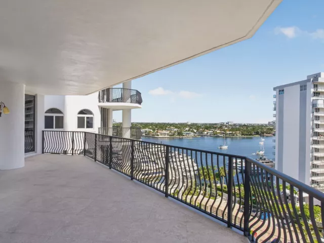 2-bedroom condo for sale in Fort Lauderdale - 100 S Birch Road 1003f - MondialRealty
