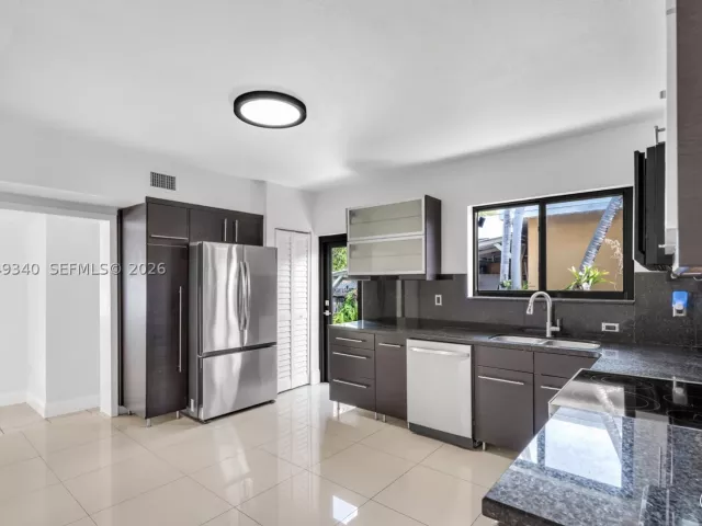 3-bedroom home for sale in Miami - 944 SW 10th Avenue - MondialRealty