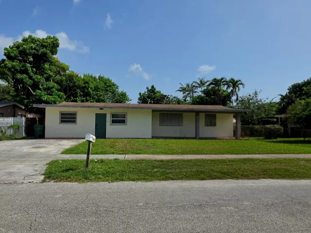 4-bedroom home for rent in Miami - 1331 NE 211th St - MondialRealty