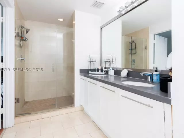 2-bedroom condo for sale in Miami - 90 SW 3rd St 2113 - MondialRealty