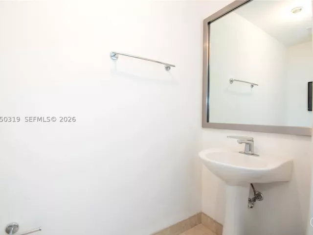 2-bedroom condo for sale in Miami - 90 SW 3rd St 2113 - MondialRealty