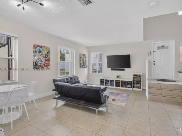 5-bedroom home for sale in Pembroke Pines - 490 NW 102nd Ter - MondialRealty