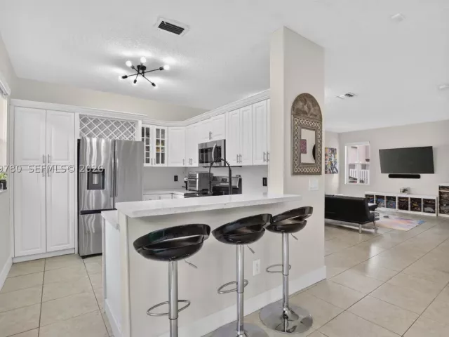 5-bedroom home for sale in Pembroke Pines - 490 NW 102nd Ter - MondialRealty