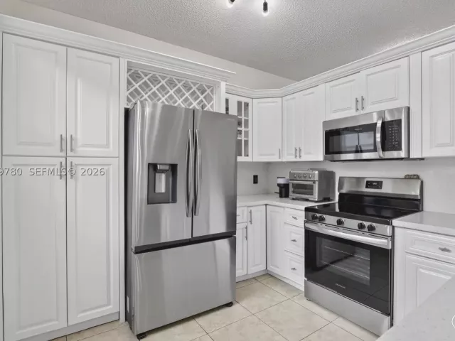 5-bedroom home for sale in Pembroke Pines - 490 NW 102nd Ter - MondialRealty