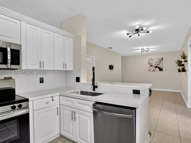 5-bedroom home for sale in Pembroke Pines - 490 NW 102nd Ter - MondialRealty