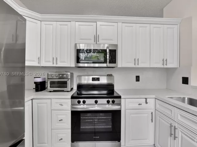 5-bedroom home for sale in Pembroke Pines - 490 NW 102nd Ter - MondialRealty