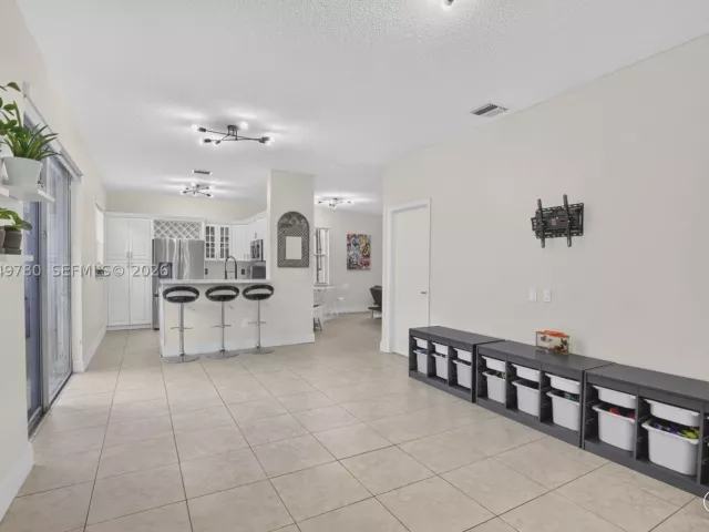 5-bedroom home for sale in Pembroke Pines - 490 NW 102nd Ter - MondialRealty