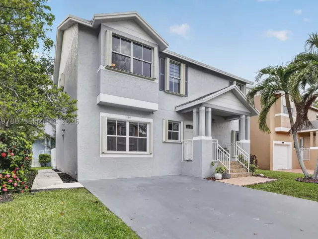 5-bedroom home for sale in Pembroke Pines - 490 NW 102nd Ter - MondialRealty