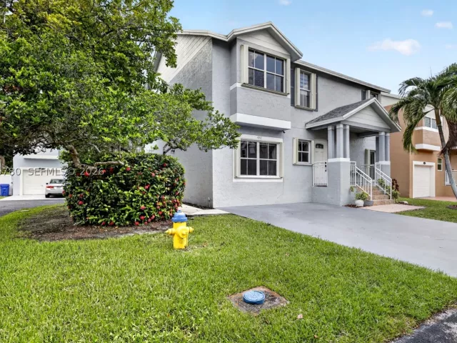 5-bedroom home for sale in Pembroke Pines - 490 NW 102nd Ter - MondialRealty