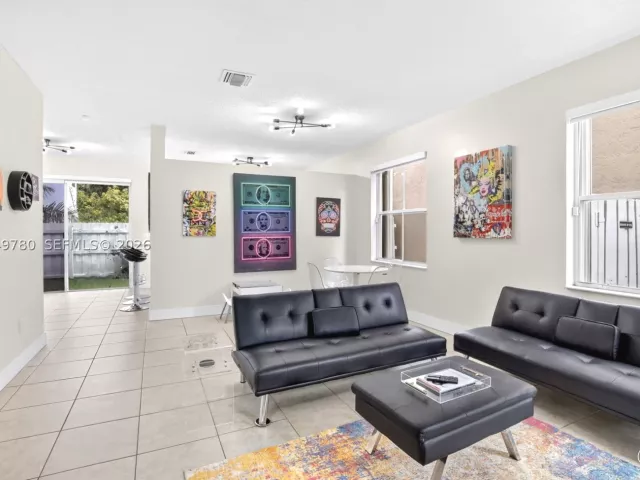 5-bedroom home for sale in Pembroke Pines - 490 NW 102nd Ter - MondialRealty