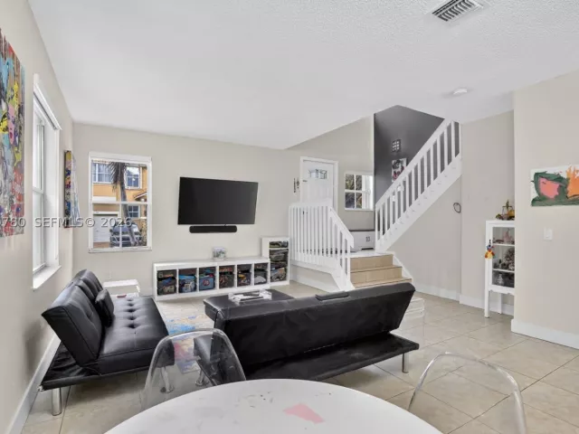 5-bedroom home for sale in Pembroke Pines - 490 NW 102nd Ter - MondialRealty