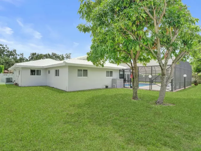 4-bedroom home for rent in Fort Lauderdale - 4755 NE 23rd Avenue - MondialRealty