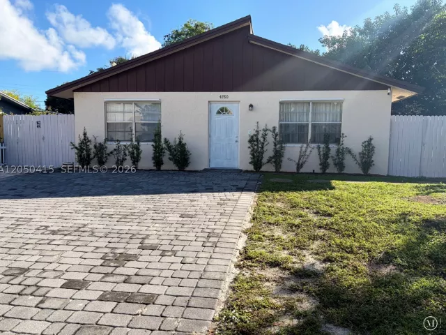 3-bedroom home for sale in Boca Raton - 4280 N Dixie Hwy - MondialRealty