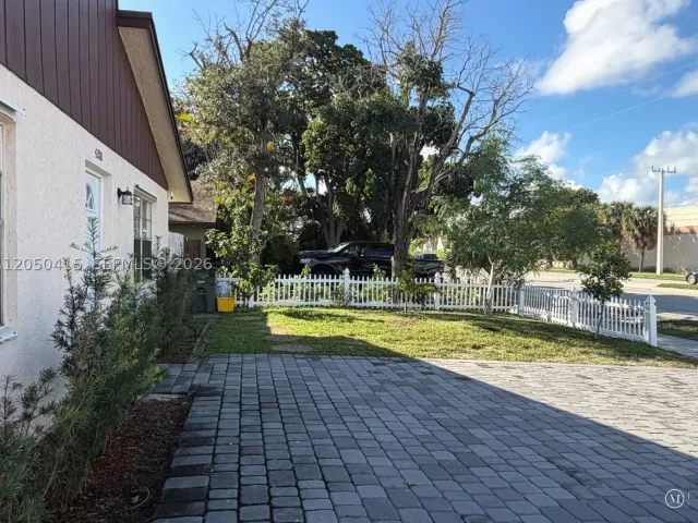 3-bedroom home for sale in Boca Raton - 4280 N Dixie Hwy - MondialRealty