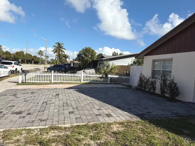 3-bedroom home for sale in Boca Raton - 4280 N Dixie Hwy - MondialRealty