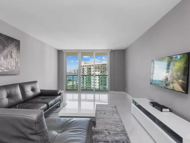 2-bedroom condo for rent in Sunny Isles Beach - 19380 Collins Avenue 1527 - MondialRealty