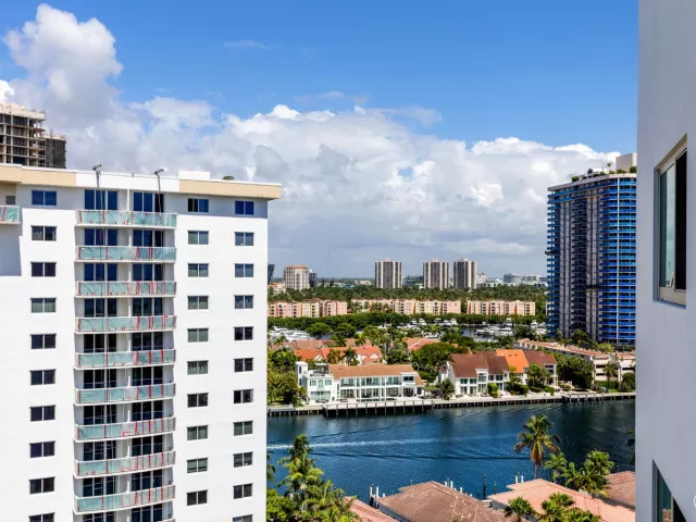 2-bedroom condo for rent in Sunny Isles Beach - 19380 Collins Avenue 1527 - MondialRealty