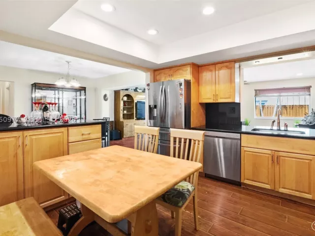 5-bedroom home for sale in Pembroke Pines - 2251 NW 87th Ave - MondialRealty