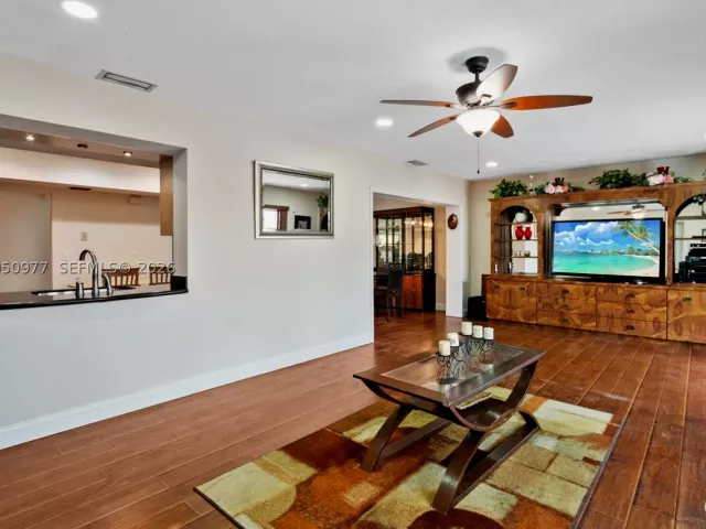 5-bedroom home for sale in Pembroke Pines - 2251 NW 87th Ave - MondialRealty