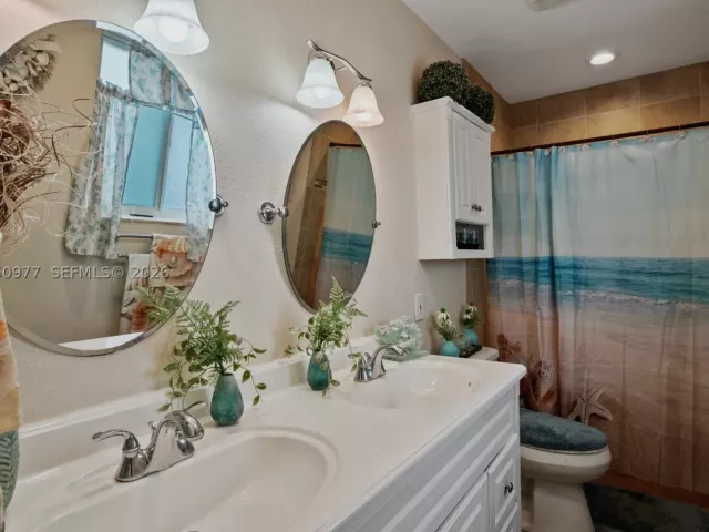 5-bedroom home for sale in Pembroke Pines - 2251 NW 87th Ave - MondialRealty