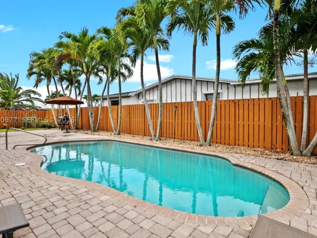 5-bedroom home for sale in Pembroke Pines - 2251 NW 87th Ave - MondialRealty