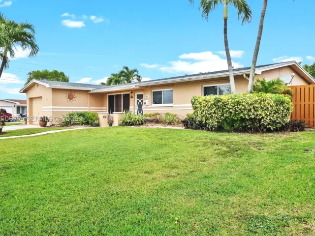 5-bedroom home for sale in Pembroke Pines - 2251 NW 87th Ave - MondialRealty