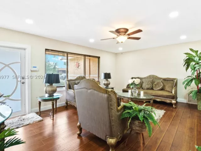 5-bedroom home for sale in Pembroke Pines - 2251 NW 87th Ave - MondialRealty