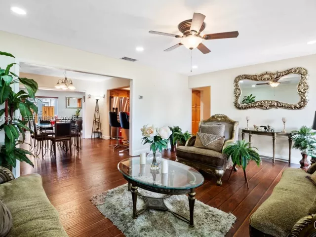 5-bedroom home for sale in Pembroke Pines - 2251 NW 87th Ave - MondialRealty