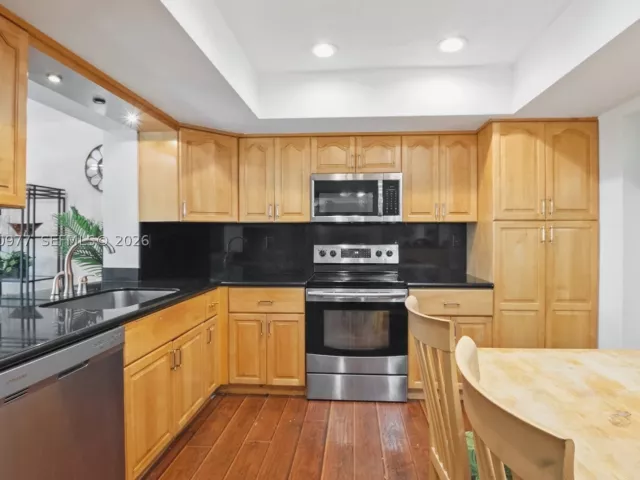 5-bedroom home for sale in Pembroke Pines - 2251 NW 87th Ave - MondialRealty