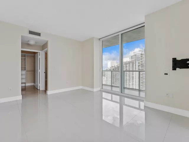 2-bedroom condo for rent in Miami - 1900 N Bayshore Drive 3702 - MondialRealty