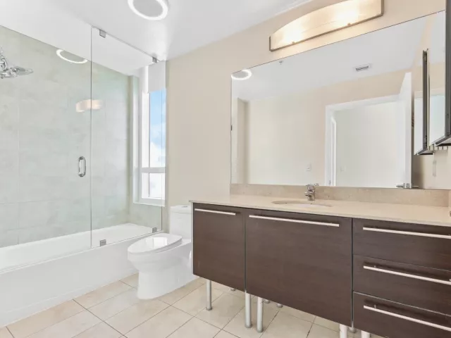 2-bedroom condo for rent in Miami - 1900 N Bayshore Drive 3702 - MondialRealty