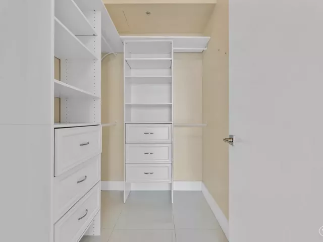 2-bedroom condo for rent in Miami - 1900 N Bayshore Drive 3702 - MondialRealty
