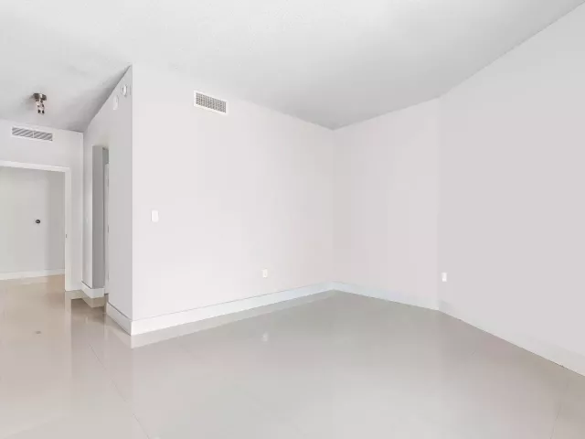 2-bedroom condo for rent in Miami - 1900 N Bayshore Drive 3702 - MondialRealty