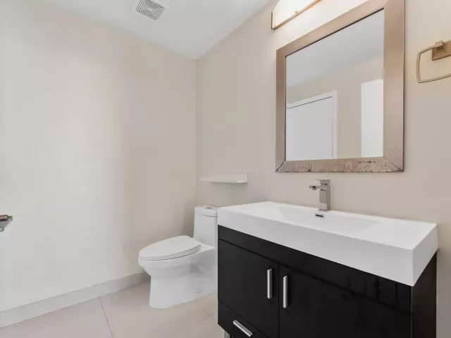 2-bedroom condo for rent in Miami - 1900 N Bayshore Drive 3702 - MondialRealty