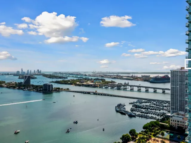 2-bedroom condo for rent in Miami - 1900 N Bayshore Drive 3702 - MondialRealty