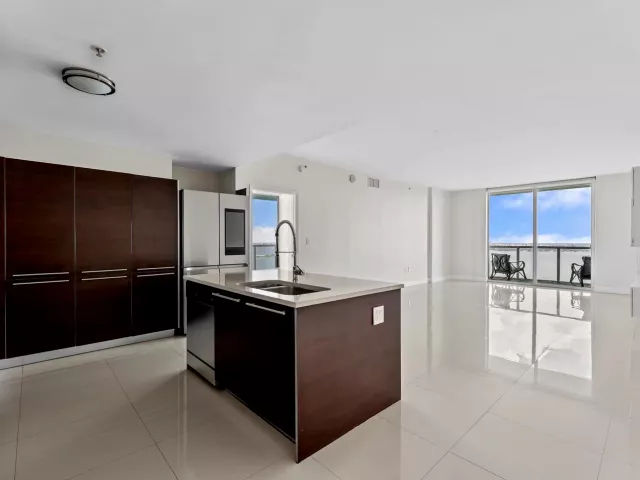 2-bedroom condo for rent in Miami - 1900 N Bayshore Drive 3702 - MondialRealty