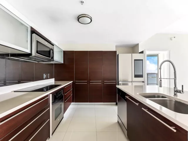 2-bedroom condo for rent in Miami - 1900 N Bayshore Drive 3702 - MondialRealty