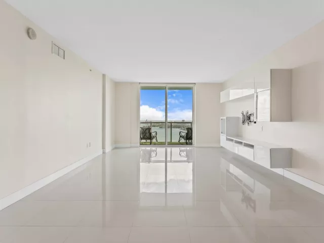 2-bedroom condo for rent in Miami - 1900 N Bayshore Drive 3702 - MondialRealty