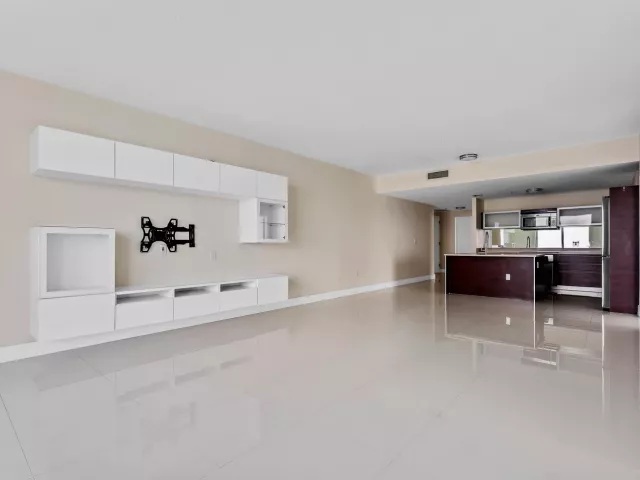 2-bedroom condo for rent in Miami - 1900 N Bayshore Drive 3702 - MondialRealty
