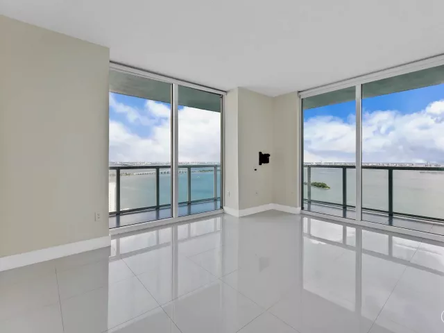 2-bedroom condo for rent in Miami - 1900 N Bayshore Drive 3702 - MondialRealty