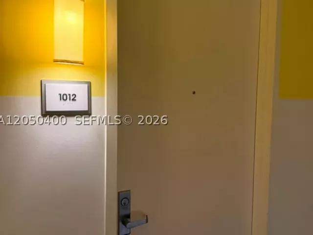 1-bedroom condo for rent in Miami - 475 Brickell Ave 1012 - MondialRealty