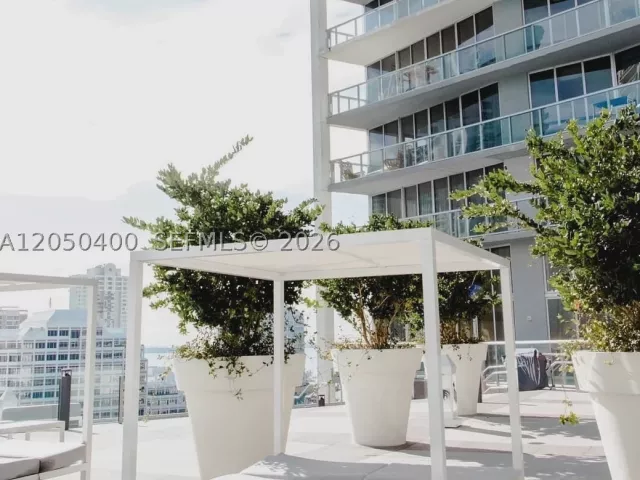 1-bedroom condo for rent in Miami - 475 Brickell Ave 1012 - MondialRealty
