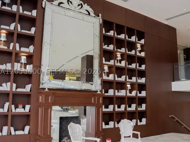1-bedroom condo for rent in Miami - 475 Brickell Ave 1012 - MondialRealty
